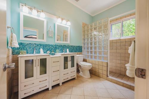 a bathroom with a toilet and a sink at Simple Pleasures Villa in Malmok