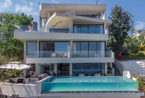 a house with a swimming pool in front of it at Anyu Aranya Lake View Hotel in Dali