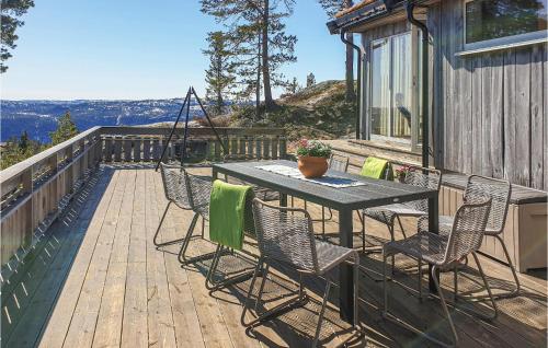 Øvre RamseにあるHoliday Home Dølemo Hillastadheiaのデッキにテーブルと椅子が置かれたパティオ