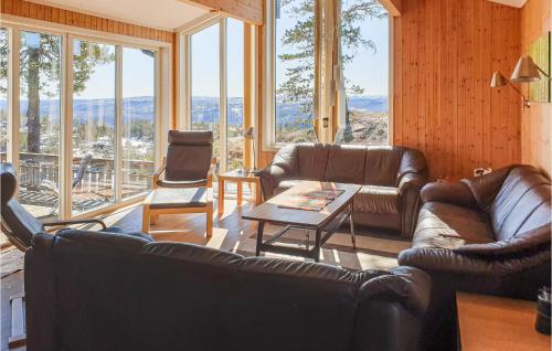 Øvre RamseにあるHoliday Home Dølemo Hillastadheiaのリビングルーム(革製家具、大きな窓付)