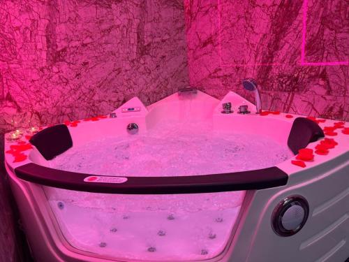 a pink bath tub in a pink room at Gold House Roma in Rome