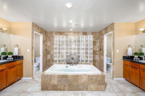 Ένα μπάνιο στο Luxury Estate, Heated Pool, Pickleball Court, More