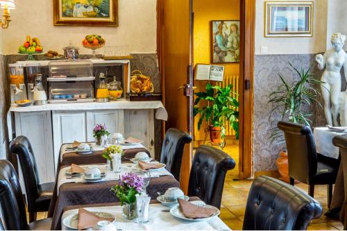 ル・ボノムにあるロジ ホテル レストラン ラ テート デ フォのテーブルと椅子が備わるレストラン