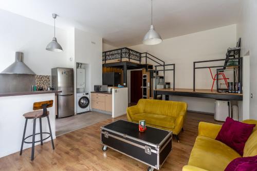 un salon avec un canapé et une table dans l'établissement Loft calme et accueillant Metro Hoche Paris, à Le Pré-Saint-Gervais