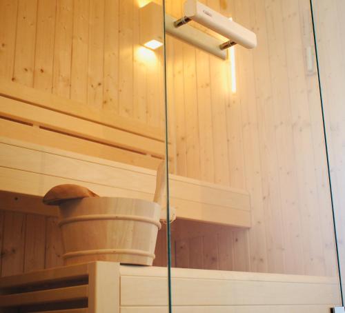 a glass shower in a room with a bucket at Oasis de Caudéran in Bordeaux