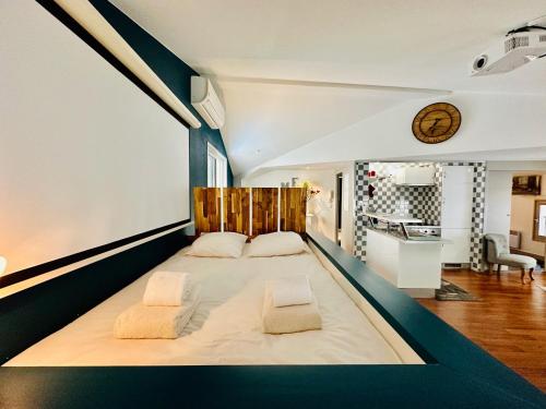 une chambre avec un grand lit avec deux oreillers dans l'établissement Merveille du temple, à Bordeaux