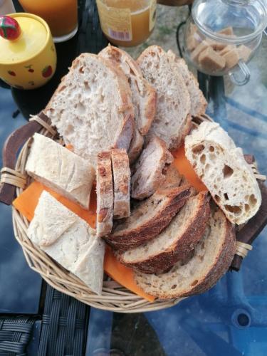 ChélieuにあるFerme les poneys de la Durmeのパンとチーズが入ったバスケット