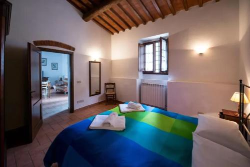 Postel nebo postele na pokoji v ubytování Charming apartment in Loro Ciuffenna, 110 m² with Shared Pool.