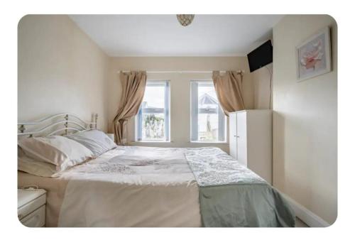 Katil atau katil-katil dalam bilik di Beach View Apartment - First floor with balcony