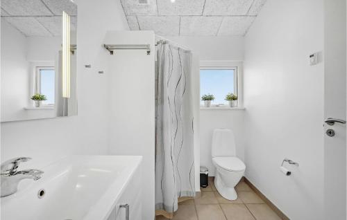 Ένα μπάνιο στο Holiday Home Søbakken Frørup Xi