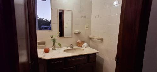 a bathroom with a sink and a mirror at Hermoso apartamento en el centro de Atlántida in Atlántida