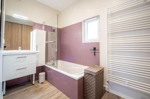 a bathroom with a tub and a sink at Casa Soma in Saint-Marcel