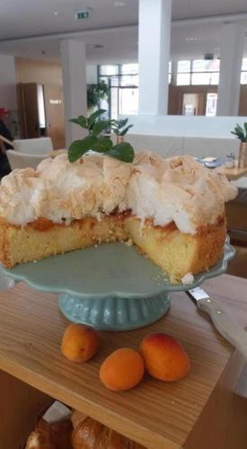 a piece of cake on a plate next to oranges at Hotel Klinglhuber in Krems an der Donau