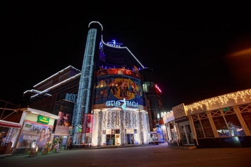 un grande edificio con luci natalizie in una città di notte di Boutique Spa Casino Hotel Lybid Plaza a Chmel'nyc'kyj