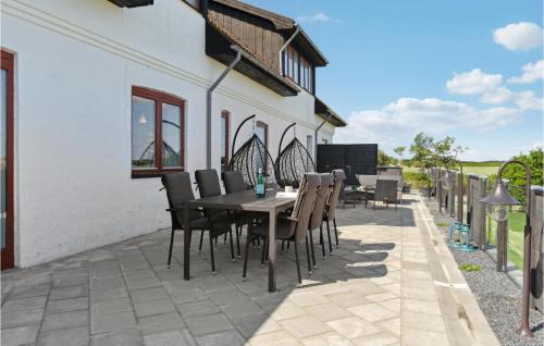 Beautiful Home In Farsø With Kitchenにあるバルコニーまたはテラス
