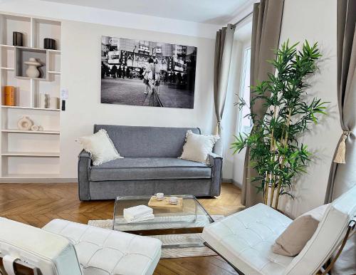 un salon avec un canapé et une table dans l'établissement Typical Luxurious Parisian Getaway, à Paris