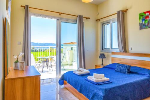 Ένα ή περισσότερα κρεβάτια σε δωμάτιο στο Villa Chrystalla by Villa Plus