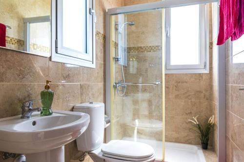 Ένα μπάνιο στο Villa Chrystalla by Villa Plus