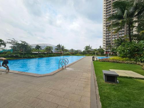 Бассейн в Apartement Skyhouse Bsd TL26K By LiviRooms Tangerang или поблизости