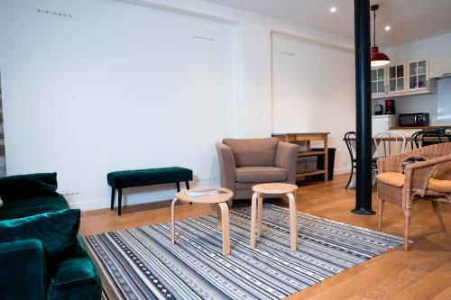 - un salon avec deux tables et un canapé dans l'établissement Loft Petion Dog friendly, à Paris