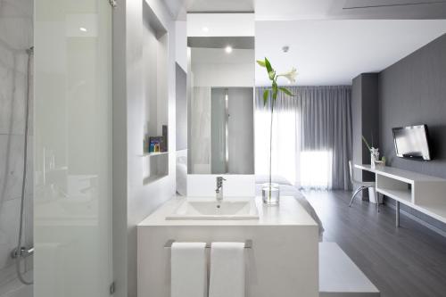 A bathroom at Hotel MasMonzon