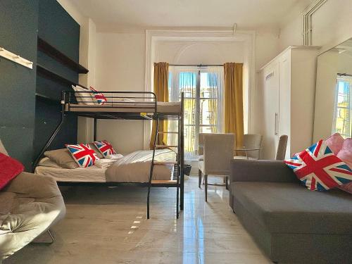 una habitación con dos literas y un sofá en Guesthouse 81, en Londres