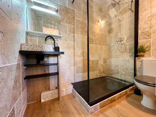 a bathroom with a shower with a sink and a toilet at Splendide Loft avec Jacuzzi et Cinema - Cap d'Agde in Agde