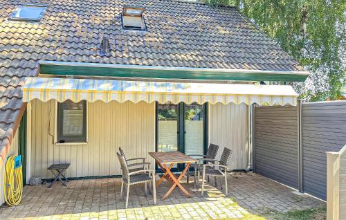 a patio with a table and chairs in front of a house at Ferienwohnung Bodstedt in Bodstedt