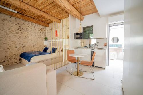 une chambre avec un lit et une table dans une pièce dans l'établissement 25 rue Celony - Le Vendome - Jacuzzi - VideoProjecteur, à Aix-en-Provence