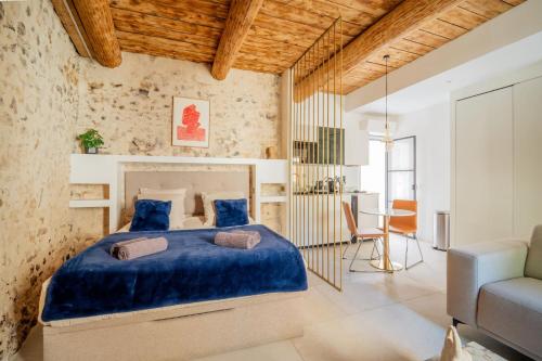 una camera da letto con un letto grande con lenzuola blu di 25 rue Celony - Le Vendome - Jacuzzi - VideoProjecteur ad Aix en Provence