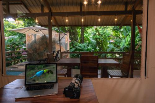 Televisyen dan/atau pusat hiburan di Valverde Glamping & Ecolodge