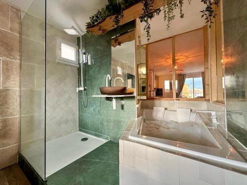 une salle de bain avec une douche, une baignoire et un lavabo dans l'établissement Loft Style Architecte - Bain Duo et Cinema - Cap d'Agde, au Cap d'Agde