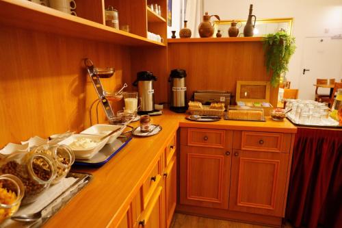 een keuken met een houten aanrecht met eten erop bij City Pension Berlin in Berlijn