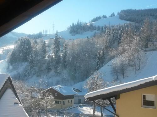 a view of a snow covered mountain with a house at Haus Schneeberg mit Hochkönig Card in Mühlbach am Hochkönig