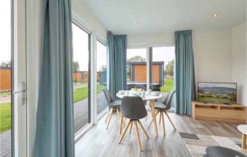 2 Bedroom Cozy Home In Süselにあるテレビまたはエンターテインメントセンター