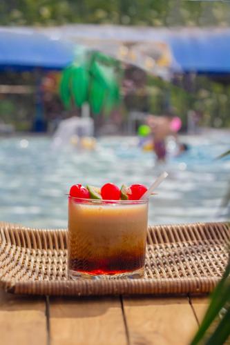 a drink with fruit on top of a table at Hotel y Parque Turístico Navar City in Villavicencio