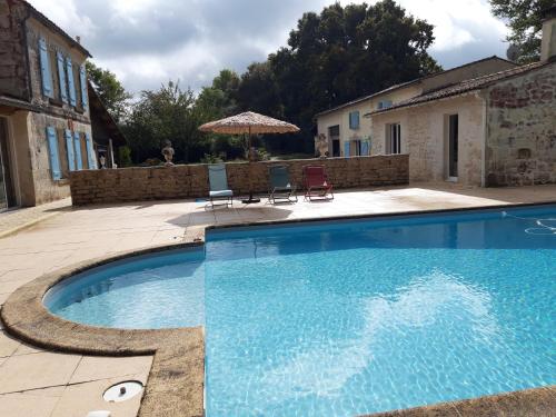 Πισίνα στο ή κοντά στο Domaine de Fontcouverte - Gîte