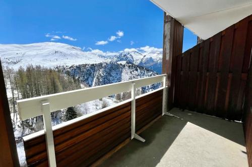 a balcony with a view of a snow covered mountain at Résidence Ecrin d'Huez-2ch-7pers-Les Bergers-Alpe d'huez in LʼHuez