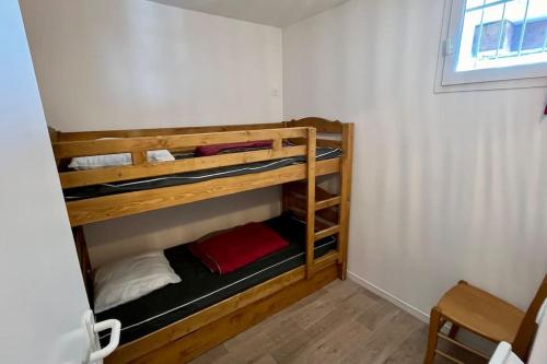 two bunk beds in a small room with a window at Résidence Ecrin d'Huez-2ch-7pers-Les Bergers-Alpe d'huez in LʼHuez
