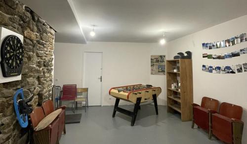 Cette chambre comprend une table et un jeu de fléchettes. dans l'établissement Gite Le Snow au coeur de Barèges ski et randonnées, à Barèges