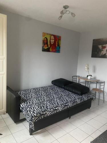 a bed in a room with a zebra print at Studio charmant centre d Aubervilliers in Aubervilliers