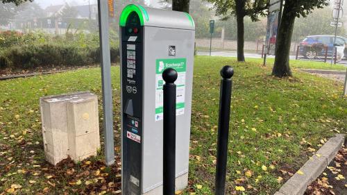 a parking meter on the side of a street at Les terrasses de Villevaudé - Disneyland Paris in Villevaudé