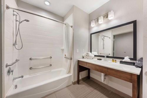 a bathroom with a tub and a sink at Best Western Plus Buda Austin Inn & Suites in Buda