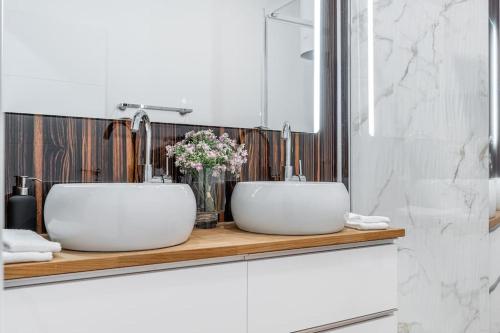 Charming 2BR w Terrace & Garden