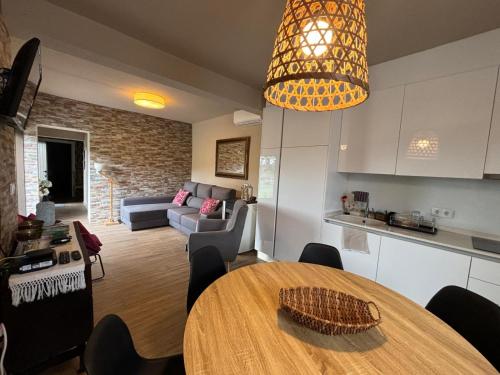 eine Küche und ein Wohnzimmer mit einem Esstisch in der Unterkunft Quinta Santo Antonio in Gouveia