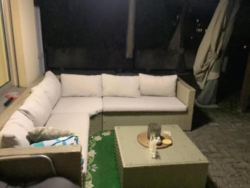 Posezení v ubytování Charmante Maisonnette avec grande terrasse vue sur la Limmat
