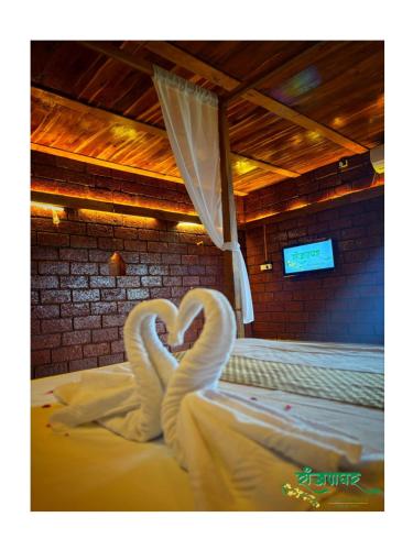 two swans making a heart on a bed at Ranjanghar in Gimvi