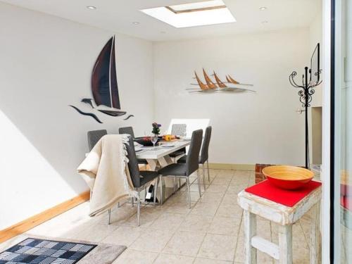 Телевизор и/или развлекательный центр в 43 Sun Hill - Cowes