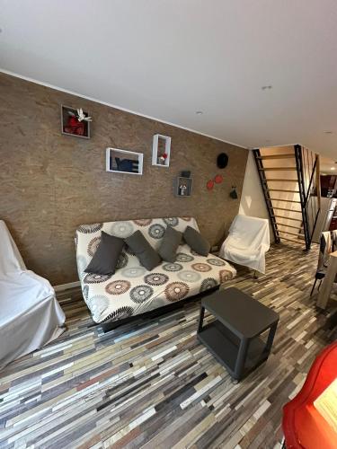 un salon avec un lit dans une chambre dans l'établissement Loc'apparts, à Beaumont-sur-Oise