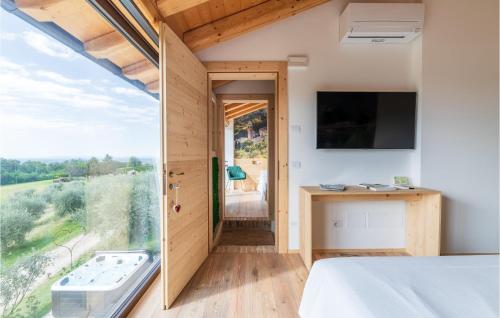 Televisyen dan/atau pusat hiburan di Lovely Home In Volpago Del Montello